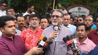 বক্তব্য দিচ্ছেন শেখ ফজলে শামস্ পরশ
