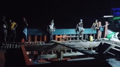 পেঁয়াজ বোঝাই ট্রলারটি সীমান্ত এলাকায় নিয়ে খালাস করা হয়