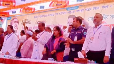 অনুষ্ঠানের মঞ্চে হাততালি দিচ্ছেন কালকিনি থানার ওসি নাজমুল হাসান