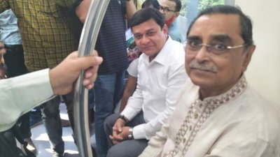 মেট্রোরেলে ফার্মগেট থেকে সচিবালয় স্টেশনে যান রাশেদ খান মেনন