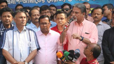 বক্তব্য দিচ্ছেন শেখ ফজলে শামস্ পরশ