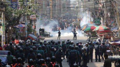 সম্প্রতি মিরপুর পুলিশের সঙ্গে পোশাকশ্রমিকদের সংঘর্ষ, ছবি: নাসিরুল ইসলাম
