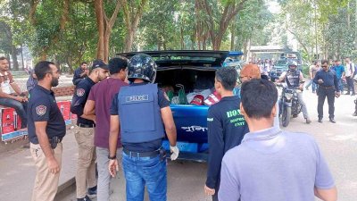 ককটেল সদৃশ বস্তু উদ্ধার করে নিয়ে যাচ্ছে পুলিশ
