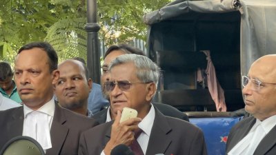 সমাবেশে বক্তব্য রাখছেন জ্যেষ্ঠ আইনজীবী সুব্রত চৌধুরী