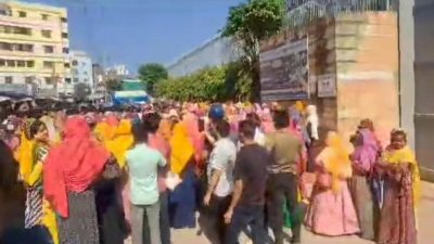 বেতন-ভাতা বৃদ্ধির দাবিতে সড়কে বিক্ষোভ করেন শ্রমিকরা
