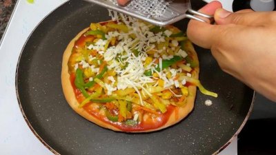 চুলাতেই বানিয়ে ফেলা যায় পিৎজা। ছবি- সংগৃহীত