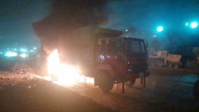 আগুনে জ্বলছে কাভার্ডভ্যানটি