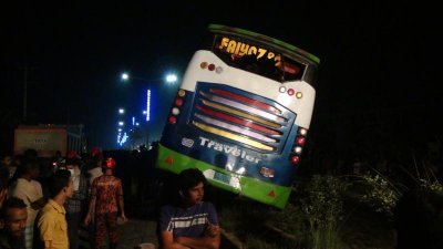দুর্ঘটনাকবলিত বাস