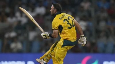 অনন্যসাধারণ ইনিংস খেললেন ম্যাক্সওয়েল
