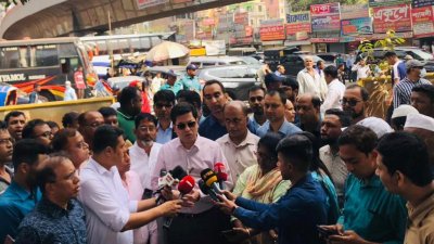 সংবাদিকদের সঙ্গে কথা বলছেন মেয়র শেখ ফজলে নূর তাপস