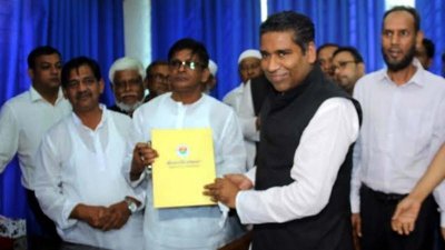 নগর ভবনের মেয়রের কক্ষ থেকে বিদায় নেন মেয়র সাদিক আব্দুল্লাহ