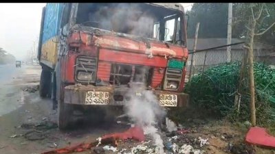 শ্রীপুর পৌরসভার ২ নম্বর সিঅ্যান্ডবি এলাকায় সড়কের পাশে দাঁড়িয়ে থাকা কাভার্ডভ্যানে দুর্বৃত্তদের আগুন