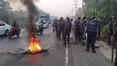কোনাবাড়ী বিসিক শিল্প এলাকায় পুলিশের সঙ্গে পোশাকশ্রমিকদের দফায় দফায় সংঘর্ষ