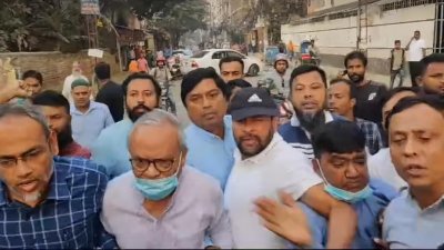 উত্তরা-আশুলিয়া সড়কে নেতাকর্মীদের সঙ্গে নিয়ে বিক্ষোভ মিছিল করেন রুহুল কবির রিজভী