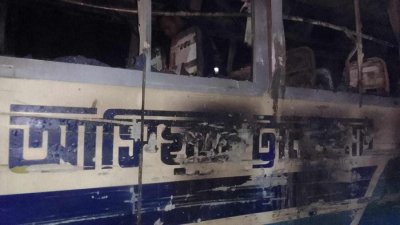 বৃহস্পতিবার সন্ধ্যায় যাত্রাবাড়ীর মাতুয়াইলে মাদ্রাসা বাজার সড়কে বাসে আগুন দেওয়া হয়