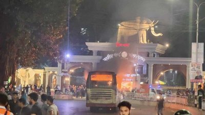 বুধবার রাতে জিগাতলায় বিজিবি গেটের সামনে দুর্বৃত্তদের দেওয়া আগুনে পুড়ে যায় একটি যাত্রীবাহী বাস