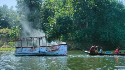পর্যটকবাহী নৌকায় আগুন