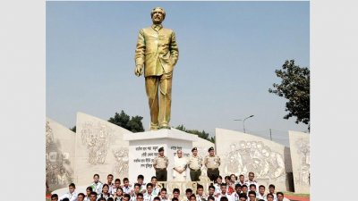 বিজয় সরণিতে বঙ্গবন্ধু শেখ মুজিবুর রহমানের ম্যুরাল স্থাপিত ‘মৃত্যুঞ্জয়ী প্রাঙ্গণ’ উদ্বোধন করা হয়। ছবি: ফোকাস বাংলা