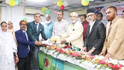আইনজীবীদের দলে স্বাগত জানাচ্ছেন জাতীয় পার্টির চেয়ারম্যান জিএম কাদের
