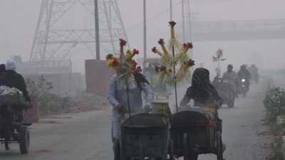 ধোঁয়াশা ছেয়ে গেছে পাকিস্তানের দ্বিতীয় বৃহত্তম শহর লাহোর। ছবি: এপি