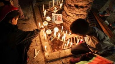 গাজায় ফিলিস্তিনিদের সমর্থনে মোমবাতি প্রজ্জ্বলন। ছবি: রয়টার্স