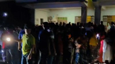 মরদেহ দেখতে ভিড় করেন স্থানীয়রা