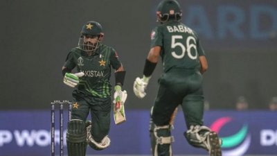 রান নিচ্ছেন বাবররা