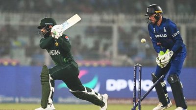 দায়িত্ব নিয়ে খেলতে পারেননি শাদাব