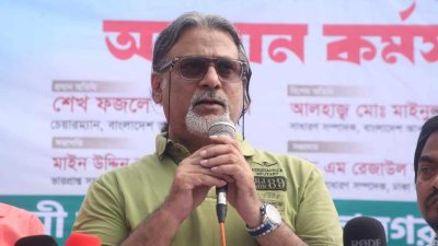 অবস্থান কর্মসূচিতে বক্তব্য রাখছেন শেখ ফজলে শামস্ পরশ