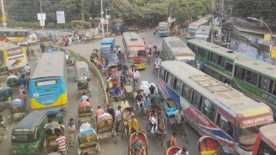 অবরোধের মধ্যেও স্বাভাবিক ছিল পুরান ঢাকার গণপরিবহন চলাচল