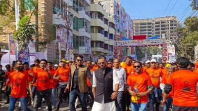 মিছিল নিয়ে আওয়ামী লীগের জনসভায় যোগ দিচ্ছেন মাশরাফি