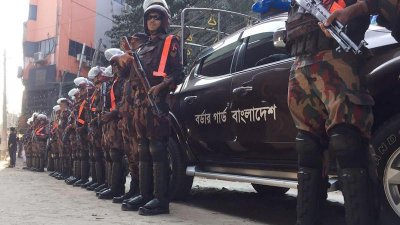 সোমবার রাজধানীর ওয়ারীতে টহলরত বিজিবি সদস্যরা (ছবি: ফোকাস বাংলা)