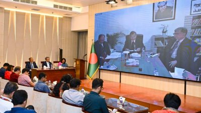 ভার্চুয়াল মাধ্যমে সংবাদ সম্মেলনে বক্তব্য রাখছেন আইনমন্ত্রী আনিসুল হক