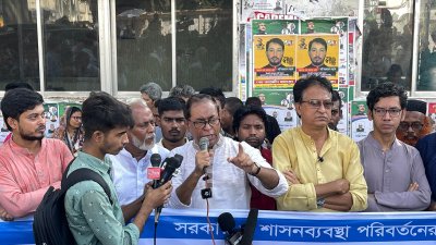 বক্তব্য দিচ্ছেন সাইফুল হক