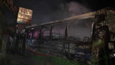 শনির আখড়ায় বাসে আগুন
