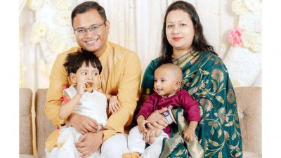 বাবা-মায়ের সঙ্গে নেফারতিতি ও আরাধ্য