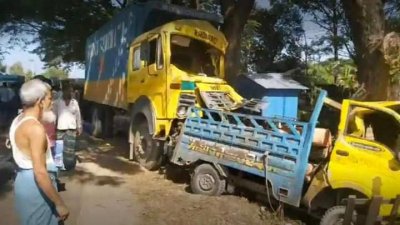 থেমে থাকা পিকআপ-অটোরিকশায় কাভার্ডভ্যানের ধাক্কা, নিহত ৩