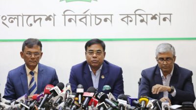 সংবাদ ব্রিফিংয়ে ইসি সচিব জাহাঙ্গীর আলম  ছবি: নাসিরুল ইসলাম