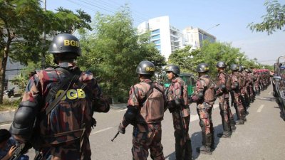 গুরুত্বপূর্ণ এই স্থাপনা ঘিরে মোতায়েন করা হয়েছে আইনশৃঙ্খলা রক্ষাকারী বাহিনী  ছবি: নাসিরুল ইসলাম