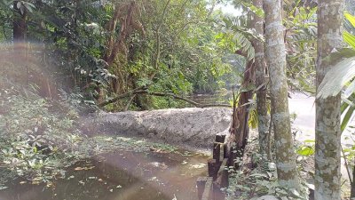 খাল দখল করে রাস্তা নির্মাণ