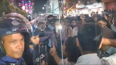 হামলার পর ঘটনাস্থলে পুলিশ