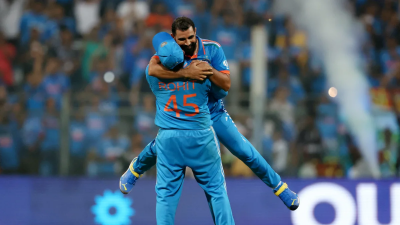 রোহিতের সঙ্গে জয় উদযাপন করছেন শামি