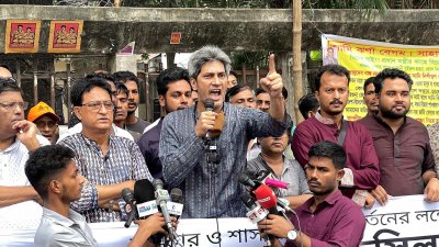বক্তব্য দিচ্ছেন জোনায়েদ সাকি