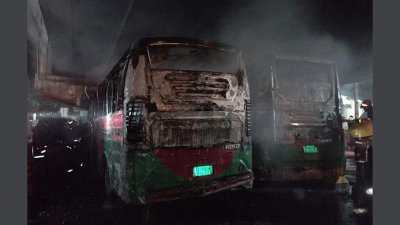 অগ্নিকাণ্ডে ক্ষতিগ্রস্ত বাস
