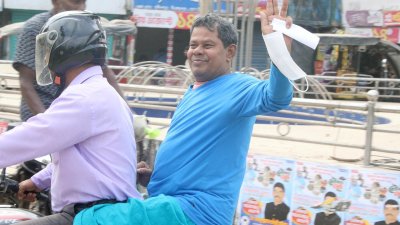 এক আত্মীয়ের মোটরসাইকেলে চড়ে বাসায় যাচ্ছেন সৈয়দ জাহাঙ্গীর আলম