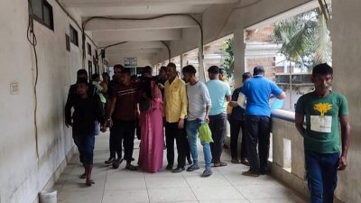 রায় ঘোষণার পর আসামিদের কারাগারে নিয়ে যাওয়া হয়