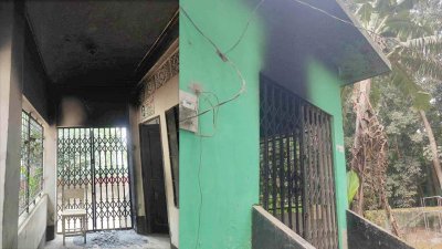 আগুনে পুড়ে যাওয়া বিদ্যালয়ের কক্ষ