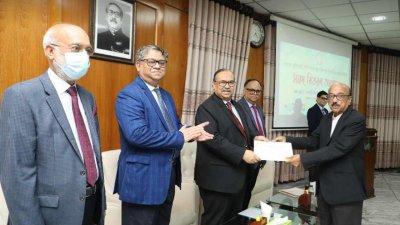 সিনিয়র আইনজীবীর হাতে সনদ তুলে দিচ্ছেন প্রধান বিচারপতি ওবায়দুল হাসান