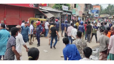 দুই গ্রুপের মধ্যে দফায় দফায় ধাওয়া পাল্টা ধাওয়া ও সংঘর্ষ ঘটেছে