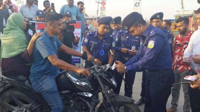 ‘নো হেলমেট নো রাইড’ কর্মসূচি চালু করে জামালপুর জেলা পুলিশ